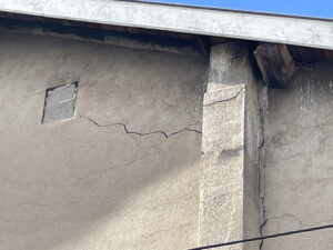 Fissure sur la facade d'une maison