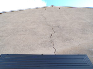 Fissure verticale sur le mur en béton d'une maison