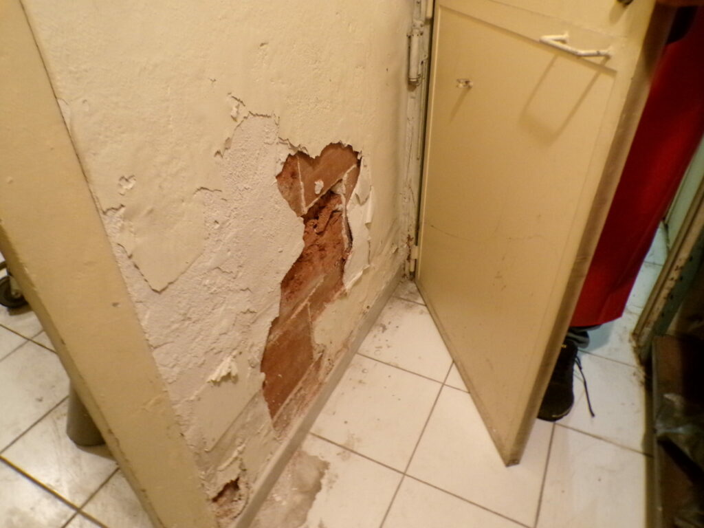 Mur écaillé par infiltration d'eau