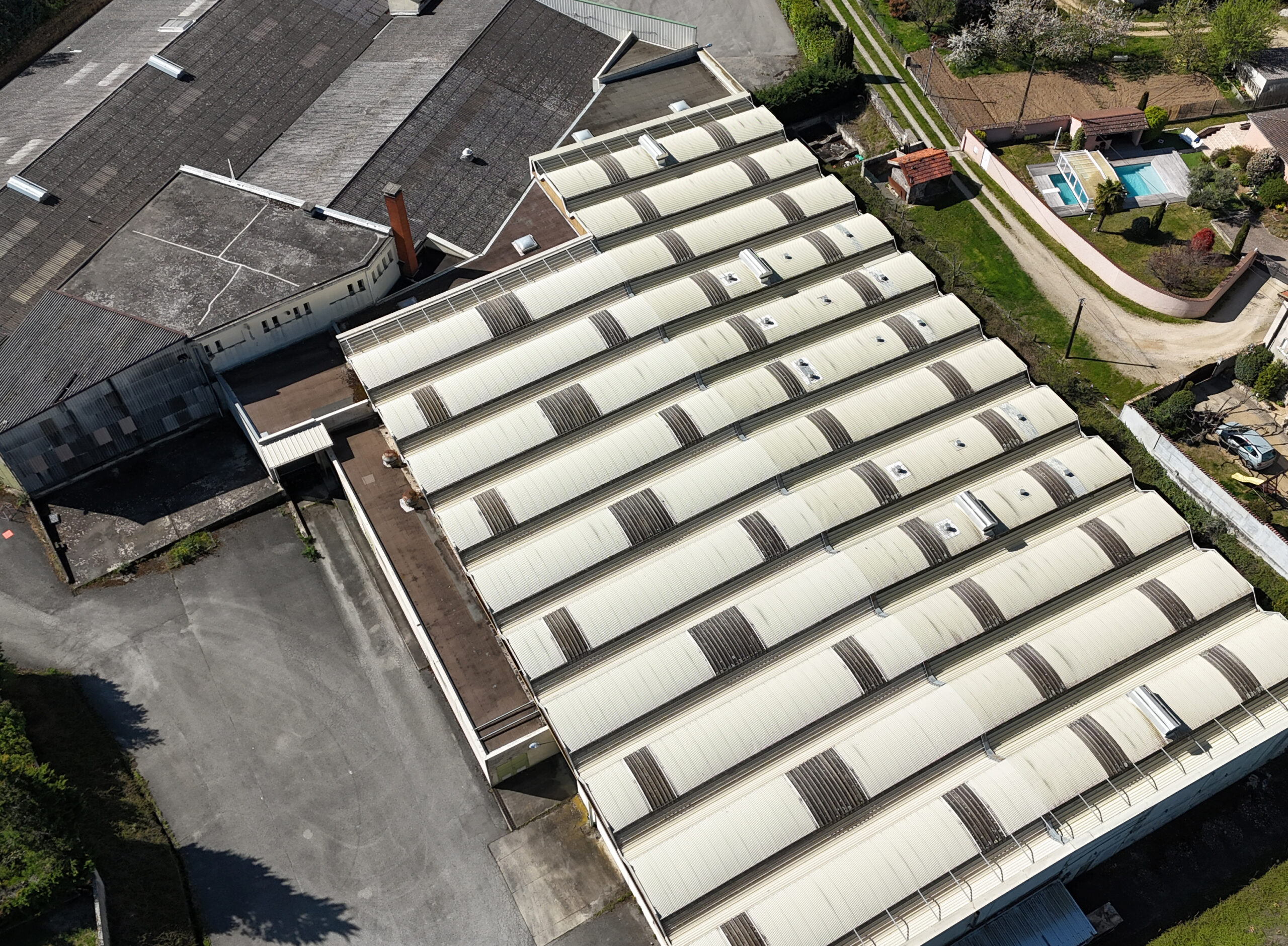 Bâtiment industriel vu du ciel expertise