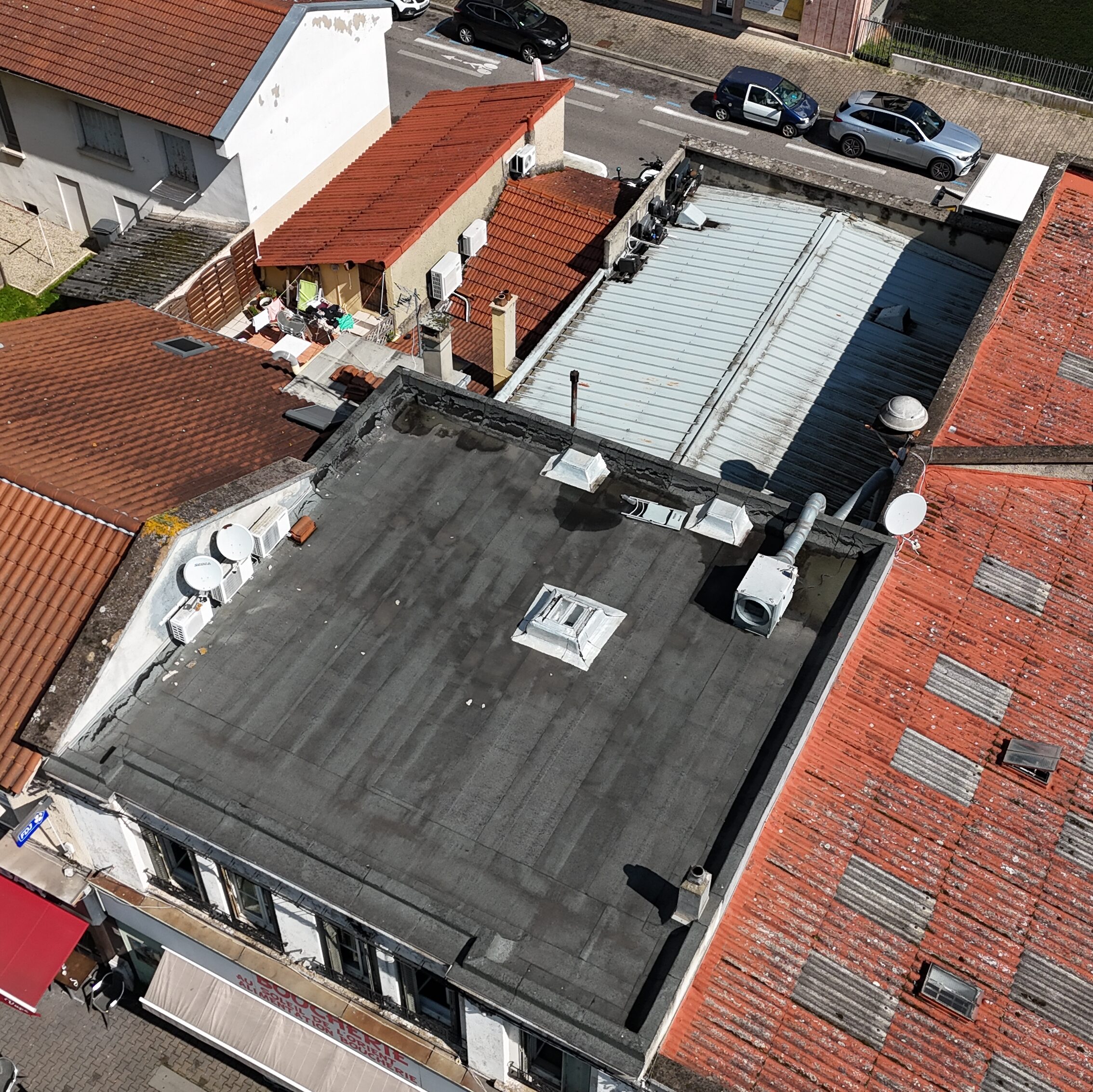 Inspection d'une toiture vue drône – expert bâtiment Rhône‑Alpes