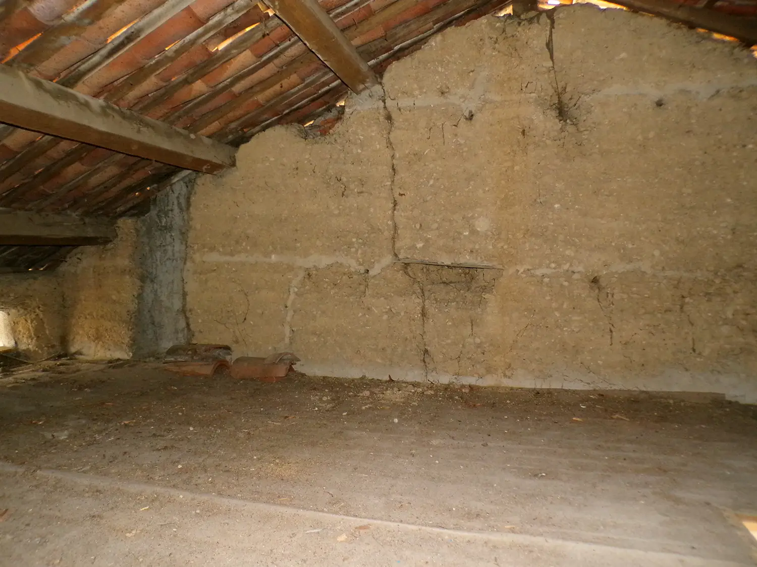 Diagnostic humidité et isolation : combles et toiture ancienne à rénover.