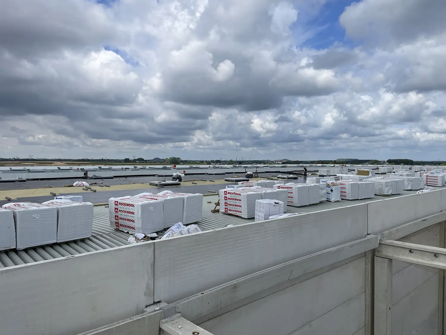 Inspection d’étanchéité de toiture-terrasse et isolants livrés (audit technique).
