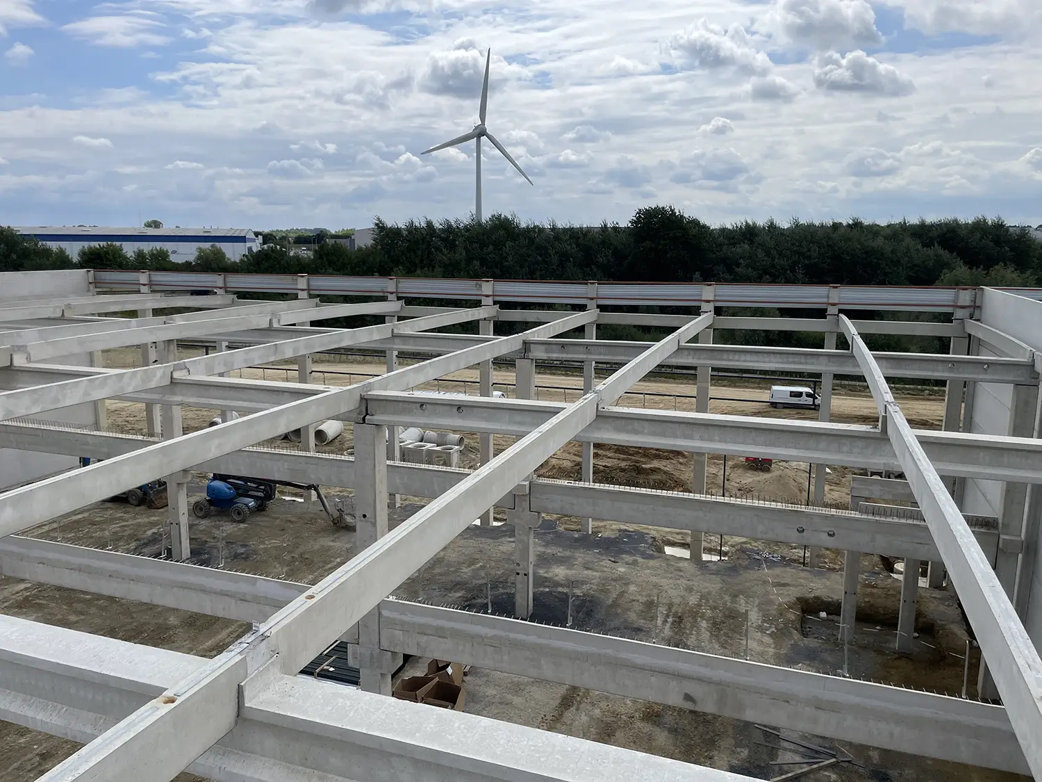 Inspection de la structure métallique d’un entrepôt en construction (stabilité/assemblages)