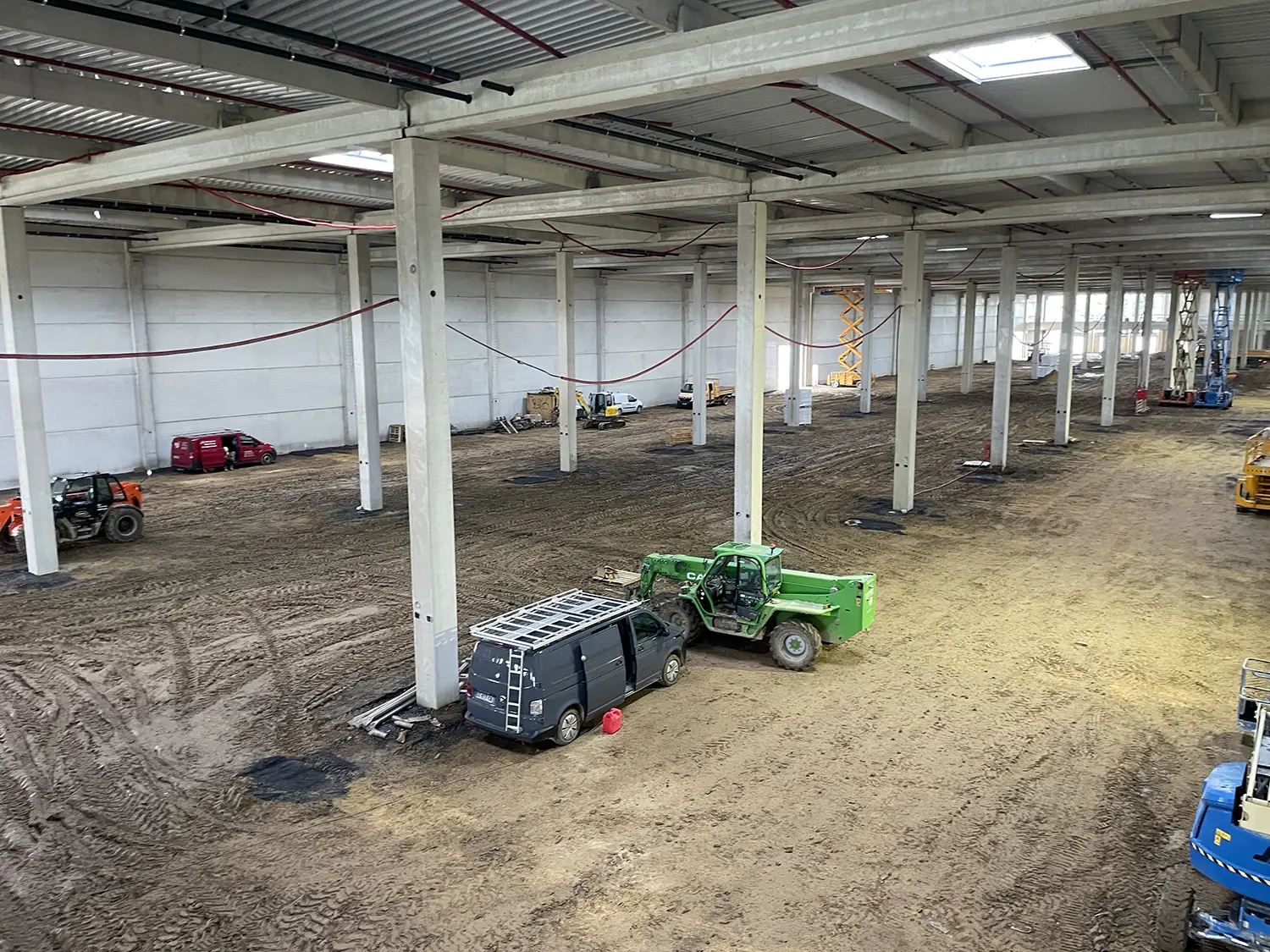 Contrôle d’un bâtiment logistique en construction : portiques, planéité et réseaux.