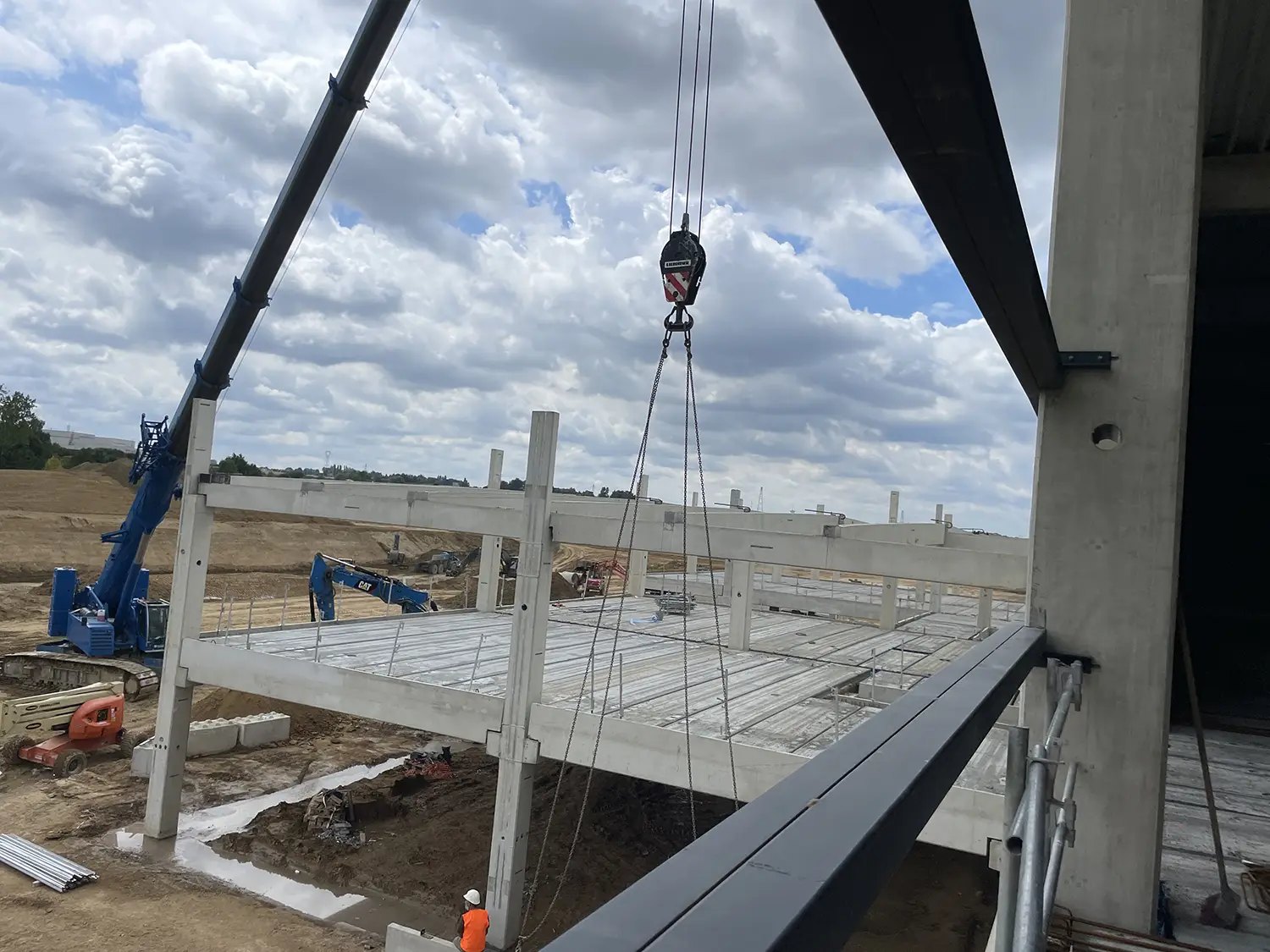 Suivi de chantier : levage d’éléments de charpente métallique au montage.